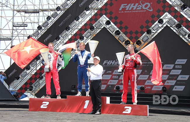 Bí thư Tỉnh ủy Hồ Quốc Dũng trao cúp cho tay đua Erik Stark thuộc đội Victory (U.A.E) - người xếp hạng nhất Giải vô địch thế giới thuyền máy nhà nghề UIM F1H2O World Championship - chặng Grand Prix of Binh Dinh 2024. Ảnh: TRỌNG LỢI