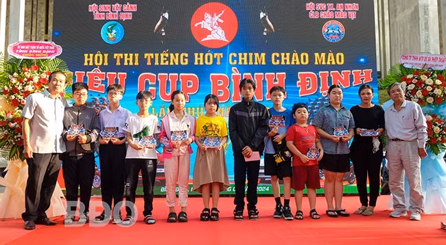 Trao quà cho học sinh nghèo, học sinh có hoàn cảnh khó khăn ở phường Lý Thường Kiệt. Ảnh: NGỌC NHUẬN