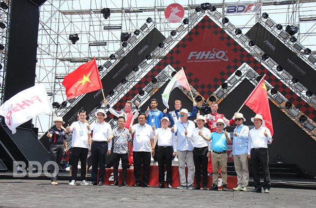 Lãnh đạo tỉnh Bình Định, tổ chức UIM F1H2O World Championship chụp ảnh lưu niệm cùng các tay đua đoạt thứ hạng cao tại Giải vô địch thế giới thuyền máy nhà nghề UIM F1H2O World Championship - chặng Grand Prix of Binh Dinh 2024. Ảnh: TRỌNG LỢI