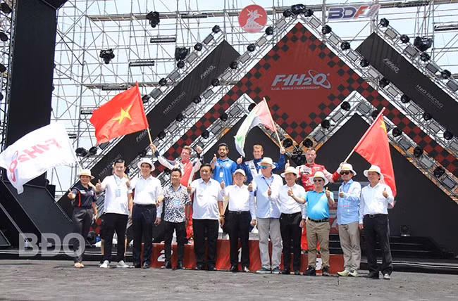 Lãnh đạo tỉnh Bình Định, tổ chức UIM F1H2O World Championship chụp ảnh lưu niệm cùng các tay đua đoạt thứ hạng cao tại Giải vô địch thế giới thuyền máy nhà nghề UIM F1H2O World Championship - chặng Grand Prix of Binh Dinh 2024. Ảnh: TRỌNG LỢI