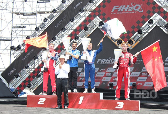 Bí thư Thành ủy Quy Nhơn Nguyễn Văn Dũng trao cúp cho đội đoạt giải team manager. Ảnh: TRỌNG LỢI