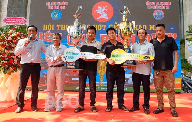 Trao giải nhất và nhì cho các nghệ nhân đạt giải tại Hội thi. Ảnh: NGỌC NHUẬN