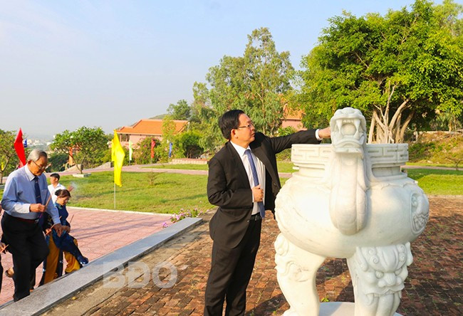 Bí thư Tỉnh ủy Hồ Quốc Dũng dâng hương Đền thờ anh hùng liệt sĩ tại khu di tích Núi Bà. Ảnh: H.THU