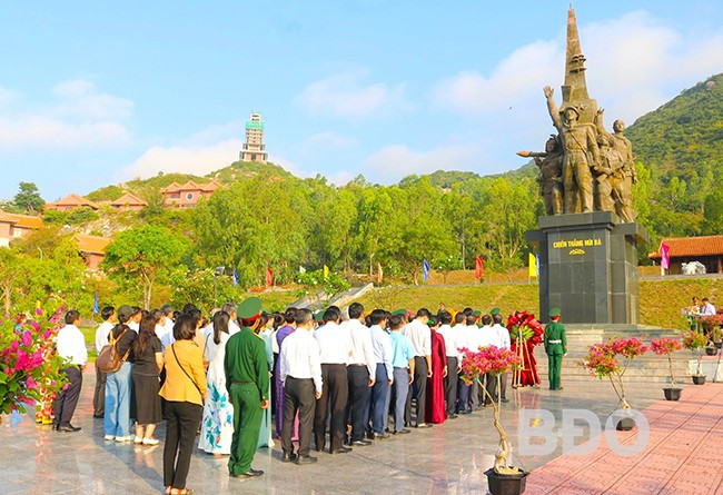 Đông đảo đại biểu dự lễ dâng hương, dâng hoa. Ảnh: H.THU