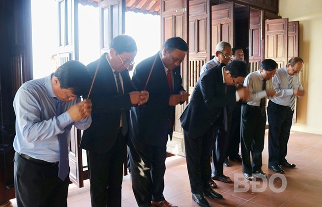 Các đồng chí lãnh đạo tỉnh, nguyên lãnh đạo tỉnh dâng hương Đền thờ anh hùng liệt sĩ. Ảnh: H.THU