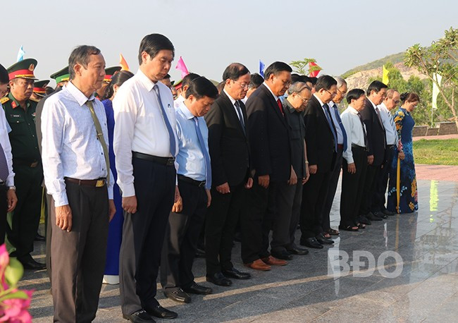 Các đồng chí lãnh đạo tỉnh, nguyên lãnh đạo tỉnh và đại biểu mặc niệm trước Tượng đài Chiến thắng Núi Bà. Ảnh: H.THU