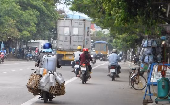 Vẫn còn khá nhiều xe tải trên 3,5 tấn đi vào giờ cấm trên tuyến đường Trần Hưng Đạo (TP Quy Nhơn). Vẫn còn khá nhiều xe tải trên 3,5 tấn đi vào giờ cấm trên tuyến đường Trần Hưng Đạo (TP Quy Nhơn).