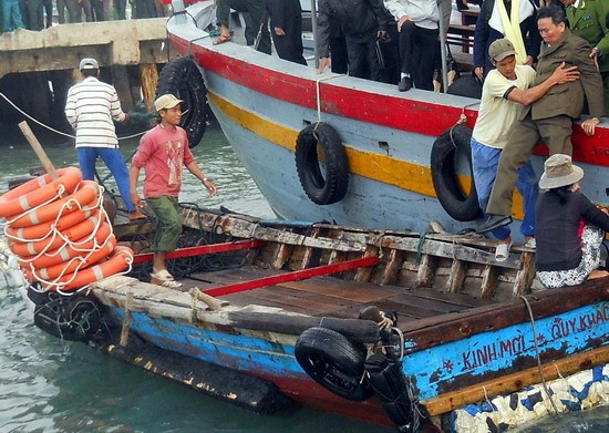 Đò từ Quy Nhơn ra Nhơn Châu đưa khách vào bờ.