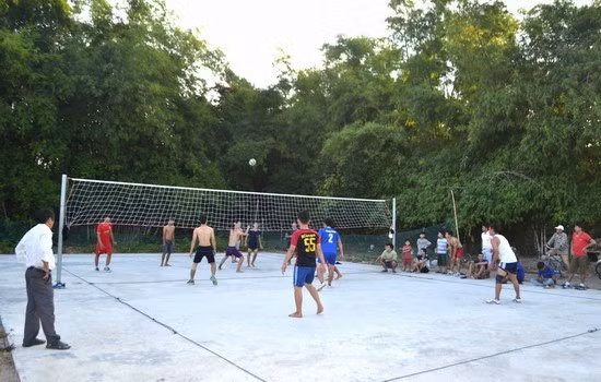 Sân bóng chuyền ở thôn Trung Thành, xã Phước Lộc, huyện Tuy Phước thu hút đông người dân đến luyện tập hằng ngày.