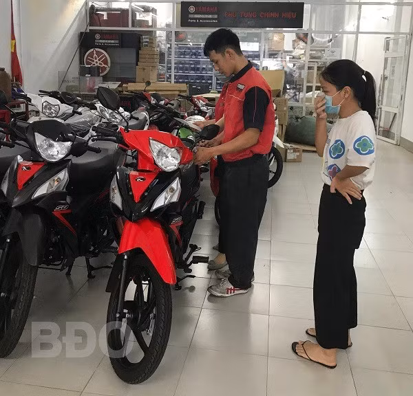 Khách hàng chọn mua xe máy dưới 50cc tại một cửa hàng ở đường Trần Hưng Đạo, TP Quy Nhơn.