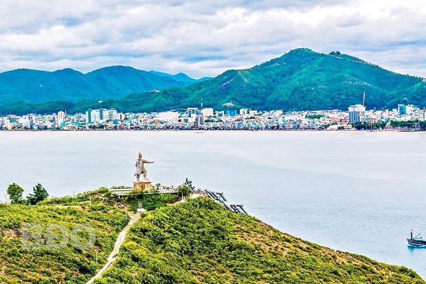 Từ Tượng đài Trần Hưng Đạo có thể ngắm toàn cảnh Hải Minh.