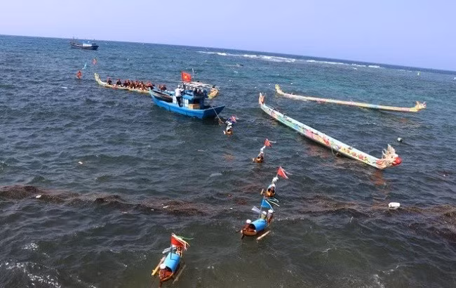 Lễ Khao lề thế lính Hoàng Sa-Bằng chứng sống động về chủ quyền biển đảo. (Ảnh: Phạm Cường/TTXVN)