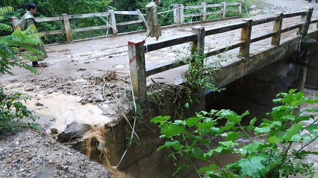 Mố cầu trên tuyến đường ven hồ Định Bình bị mưa lũ gây sạt lở Mố cầu trên tuyến đường ven hồ Định Bình bị mưa lũ gây sạt lở