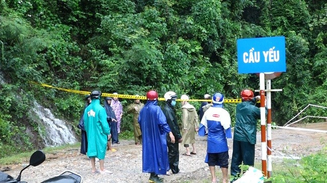 Lực lượng phòng chống lụt bão xã Vĩnh Hảo giăng dây cảnh báo ngăn các phương tiện và người qua lại Lực lượng phòng chống lụt bão xã Vĩnh Hảo giăng dây cảnh báo ngăn các phương tiện và người qua lại