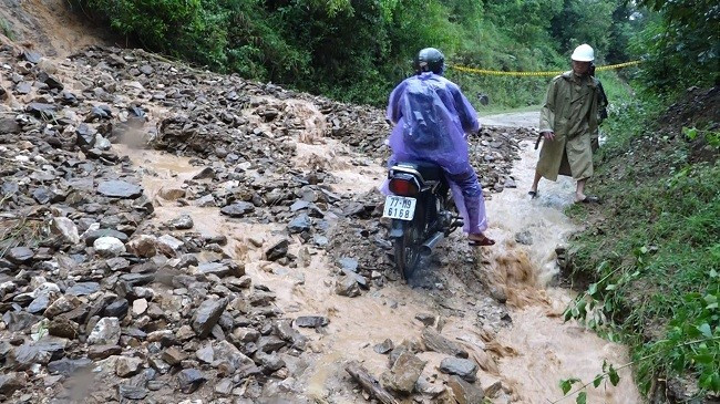 Đất đá sạt lở gây vùi lấp nhiều đoạn đường gây ách tắc giao thông Đất đá sạt lở gây vùi lấp nhiều đoạn đường gây ách tắc giao thông