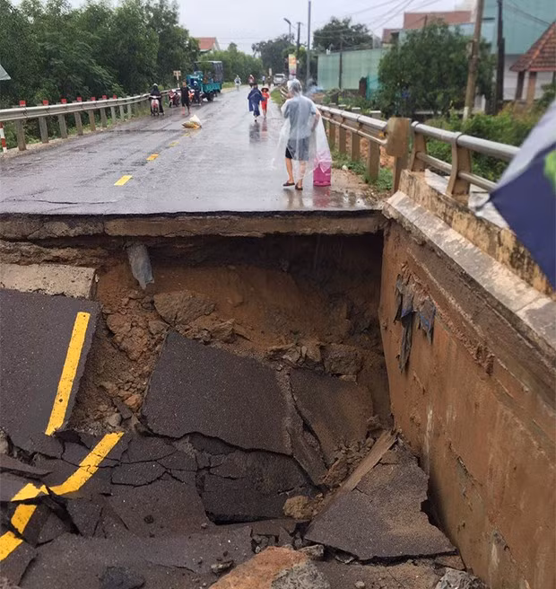 Mưa lớn làm sập cầu Ngô La trên Quốc lộ 19C. Ảnh: N.K