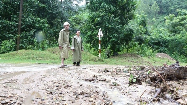 Lãnh đạo huyện Vĩnh Thạnh kiểm tra sạt lở tuyến đường ven hồ Định Bình Lãnh đạo huyện Vĩnh Thạnh kiểm tra sạt lở tuyến đường ven hồ Định Bình