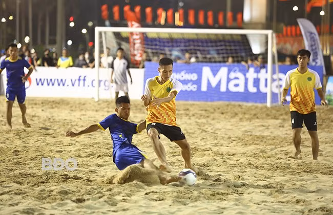 Môn bóng đá bãi biển được cho là phù hợp với điều kiện và tố chất người Bình Định nên được xem xét đầu tư thành lập đội tuyển trong tương lai. - Trong ảnh: Một pha bóng trong trận đấu giữa đội Bình Định và đội Bình Dương ở Giải bóng đá bãi biển vô địch quốc gia năm 2024. Ảnh: NGUYỄN DŨNG