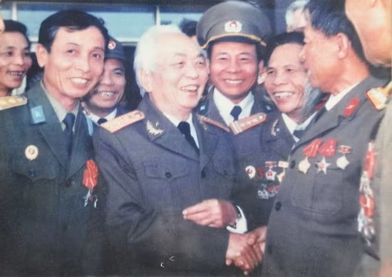 Đại tướng Võ Nguyên Giáp nói chuyện thân mật với Đại tá Huỳnh Luận (thứ 2, từ phải qua), Chủ tịch Hội Cựu chiến binh phường Trần Quang Diệu (Quy Nhơn) và các đại biểu tại Đại hội thi đua điển hình tiên tiến Hội Cựu chiến binh toàn quốc năm 1995. Ảnh VĂN LƯU sưu tầm