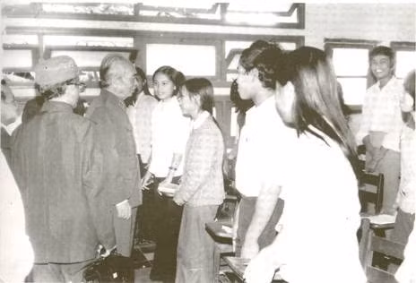 Đại tướng Võ Nguyên Giáp nói chuyện với sinh viên Trường Đại học Sư phạm Quy Nhơn năm 1983. Ảnh VĂN LƯU sưu tầm