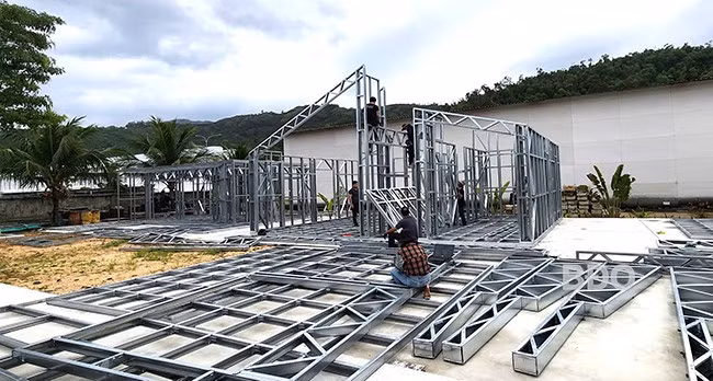T.M.N sản xuất kết cấu nhà lắp ghép cho đơn hàng sẽ xuất sang Mỹ. Ảnh: M.H