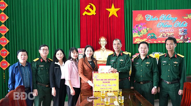 Phó Chủ tịch HĐND tỉnh tặng quà Tết cho Trung đoàn Bộ binh 739. Ảnh: VĂN LƯU Phó Chủ tịch HĐND tỉnh tặng quà Tết cho Trung đoàn Bộ binh 739. Ảnh: VĂN LƯU