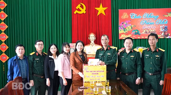 Phó Chủ tịch HĐND tỉnh tặng quà Tết cho Trung đoàn Bộ binh 739. Ảnh: VĂN LƯU