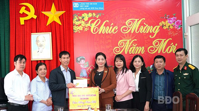 Phó Chủ tịch HĐND tỉnh tặng quà Làng trẻ em SOS Quy Nhơn. Ảnh: VĂN LƯU Phó Chủ tịch HĐND tỉnh tặng quà Làng trẻ em SOS Quy Nhơn. Ảnh: VĂN LƯU