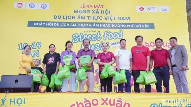 Ban tổ chức tặng quà cho các người dân có hoàn cảnh khó khăn Ban tổ chức tặng quà cho các người dân có hoàn cảnh khó khăn