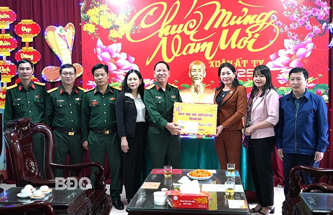 Phó Chủ tịch HĐND tỉnh tặng quà Lữ đoàn phòng không 573. Ảnh: VĂN LƯU Phó Chủ tịch HĐND tỉnh tặng quà Lữ đoàn phòng không 573. Ảnh: VĂN LƯU