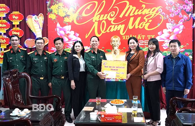 Phó Chủ tịch HĐND tỉnh tặng quà Lữ đoàn phòng không 573. Ảnh: VĂN LƯU