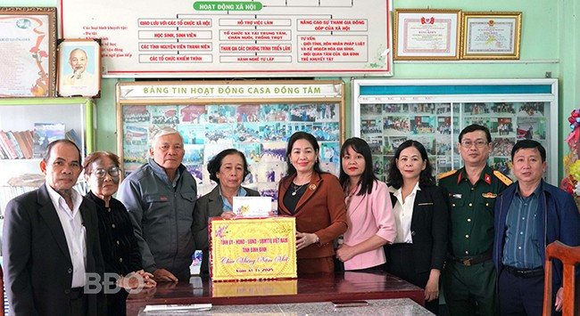 Phó Chủ tịch HĐND tỉnh tặng quà Tết cho Trung tâm Bảo trợ xã hội Đồng Tâm. Ảnh: VĂN LƯU Phó Chủ tịch HĐND tỉnh tặng quà Tết cho Trung tâm Bảo trợ xã hội Đồng Tâm. Ảnh: VĂN LƯU