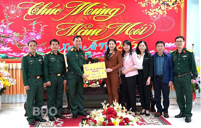 Phó Chủ tịch HĐND tỉnh tặng quà Tết cho cán bộ, chiến sĩ Sư đoàn bộ binh 31. Ảnh: VĂN LƯU Phó Chủ tịch HĐND tỉnh tặng quà Tết cho cán bộ, chiến sĩ Sư đoàn bộ binh 31. Ảnh: VĂN LƯU