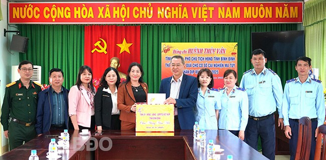 Phó Chủ tịch HĐND tỉnh tặng quà Tết cho Cơ sở cai nghiện ma túy. Ảnh: VĂN LƯU Phó Chủ tịch HĐND tỉnh tặng quà Tết cho Cơ sở cai nghiện ma túy. Ảnh: VĂN LƯU
