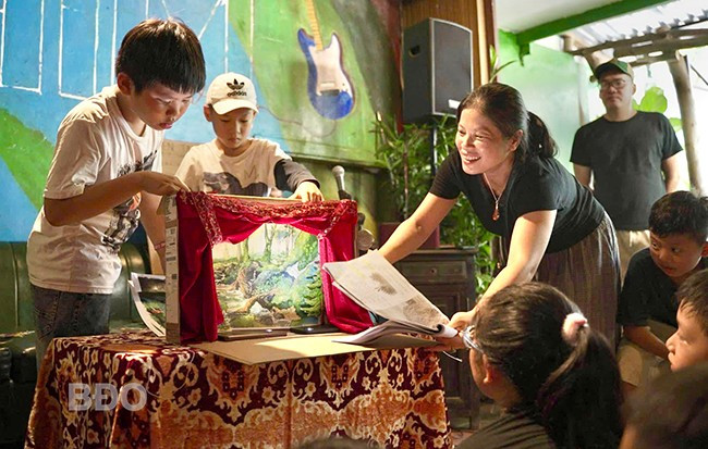Múa rối bóng là hoạt động được nhiều trẻ em yêu thích tại phiên chợ cộng đồng. Ảnh: D.L Múa rối bóng là hoạt động được nhiều trẻ em yêu thích tại phiên chợ cộng đồng. Ảnh: D.L