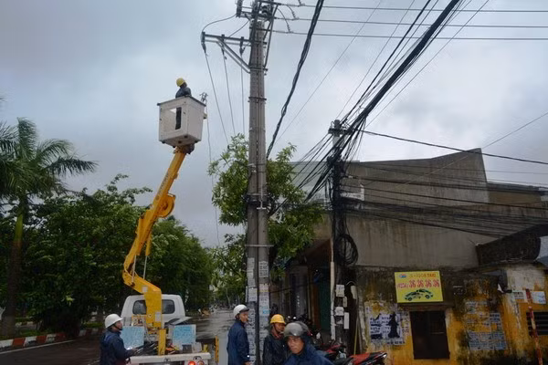 Công nhân Công ty Điện lực đang nỗ lực khắc phục sự cố điện trên địa bàn TP Quy Nhơn. Ảnh Nguyễn Hân