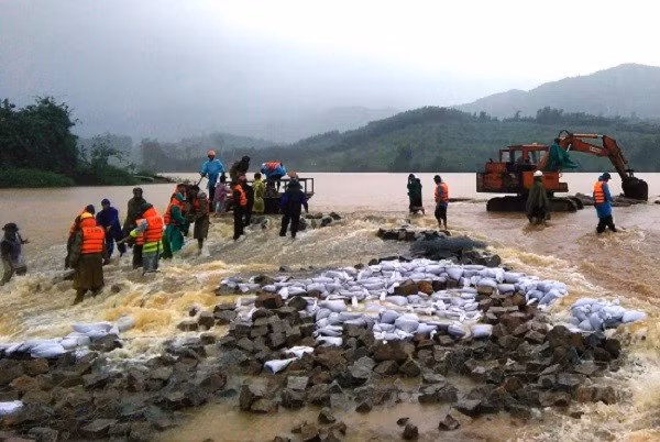 Đến 5 giờ sáng ngày 6.11, tràn hồ Mỹ Đức tiếp tục bị sạt lở. Ban Chỉ huy PCTT và TKCN huyện huy động lực lượng khẩn trương khắc phục sự cố.