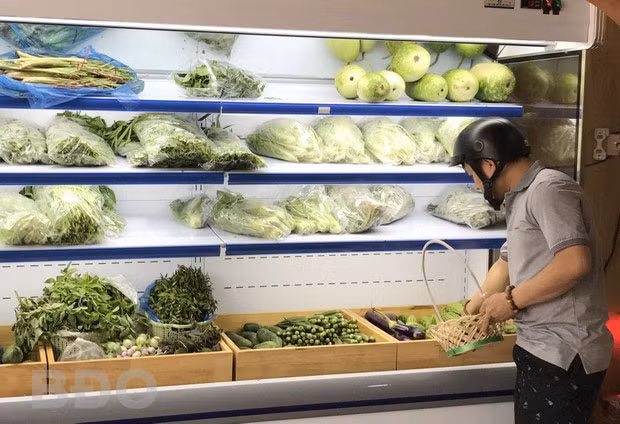 Người tiêu dùng chọn mua sản phẩm rau hữu cơ tại cửa hàng Kei’s.
