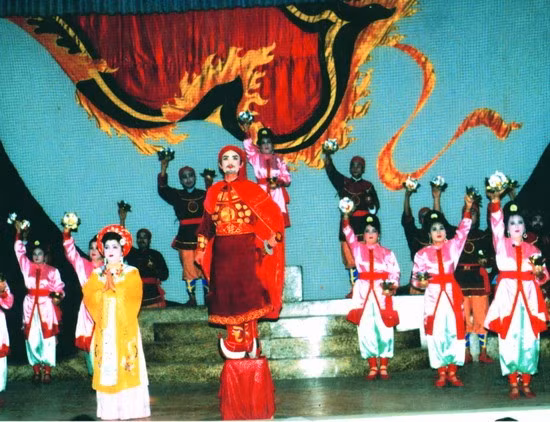 Nhiều năm qua, Nhà hát Tuồng Đào Tấn đã xây dựng pho tuồng về người con vĩ đại, bất tử của quê hương: Nguyễn Huệ - Quang Trung, đóng góp to lớn vào việc phát huy những cống hiến lớn lao của phong trào Tây Sơn. - Trong ảnh: Cảnh trong vở “Trời Nam”.