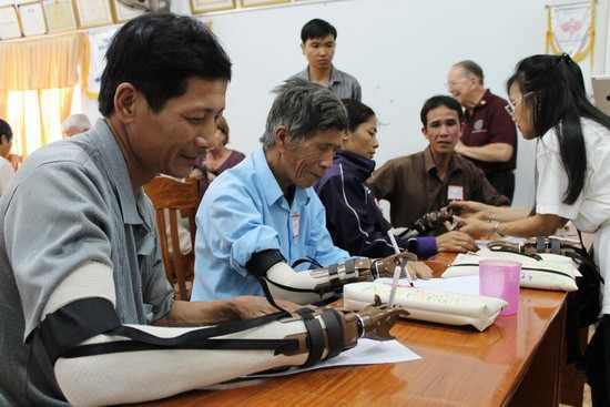 Người khuyết tật được hướng dẫn cách sử dụng tay giả. Người khuyết tật được hướng dẫn cách sử dụng tay giả.