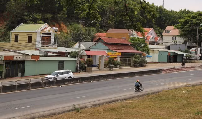 Khu vực đèo Nhông thuộc địa bàn xã Mỹ Trinh nổi bật với những ngôi nhà khang trang. Ảnh: T.SỸ