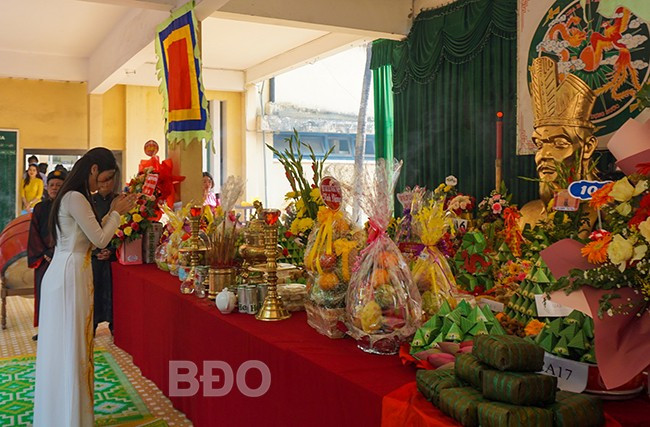 Trường THPT Hùng Vương (TP Quy Nhơn) duy trì tổ chức lễ Giỗ Tổ Hùng Vương hằng năm để giáo dục truyền thống lịch sử, văn hóa cho học sinh. Ảnh: NGỌC NHUẬN