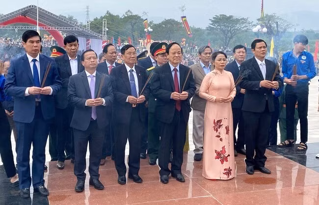 Các đồng chí lãnh đạo tỉnh, nguyên lãnh đạo tỉnh và lãnh đạo huyện Phù Mỹ dâng hoa, dâng hương tại Khu di tích lịch sử Chiến thắng Đèo Nhông - Dương Liễu tết Giáp Thìn 2024. Ảnh: VĂN TỐ