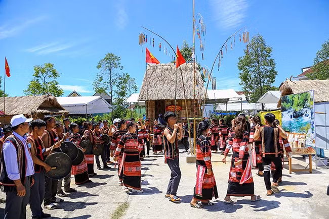 Thực hiện Chương trình mục tiêu quốc gia phát triển KT-XH vùng đồng bào dân tộc thiểu số và miền núi tỉnh giai đoạn 2021 - 2025, các địa phương miền núi trên địa bàn tỉnh đã có sự đổi thay mạnh mẽ. - Trong ảnh: Lễ hội Văn hóa - Thể thao - Du lịch huyện An Lão năm 2024. Ảnh: NGUYỄN DŨNG Thực hiện Chương trình mục tiêu quốc gia phát triển KT-XH vùng đồng bào dân tộc thiểu số và miền núi tỉnh giai đoạn 2021 - 2025, các địa phương miền núi trên địa bàn tỉnh đã có sự đổi thay mạnh mẽ. - Trong ảnh: Lễ hội Văn hóa - Thể thao - Du lịch huyện An Lão năm 2024. Ảnh: NGUYỄN DŨNG