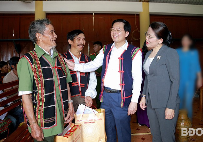 Đồng chí Hồ Quốc Dũng - Ủy viên Trung ương Đảng, Bí thư Tỉnh ủy, Chủ tịch HĐND tỉnh và đồng chí Nguyễn Thị Phong Vũ - Ủy viên Ban Thường vụ Tỉnh ủy, Trưởng Ban Dân vận Tỉnh ủy, Chủ tịch Ủy ban MTTQ Việt Nam tỉnh thăm hỏi, tặng quà cho đồng bào dân tộc thiểu số ở thôn M6, xã Bình Tân, huyện Tây Sơn, tháng 1.2023. Ảnh: HỒNG PHÚC