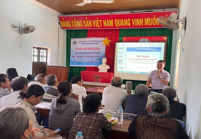 Đại diện Chi cục Bảo vệ Môi trường chia sẻ công tác bảo vệ môi trường. Ảnh: Nhi Trần Đại diện Chi cục Bảo vệ Môi trường chia sẻ công tác bảo vệ môi trường. Ảnh: Nhi Trần