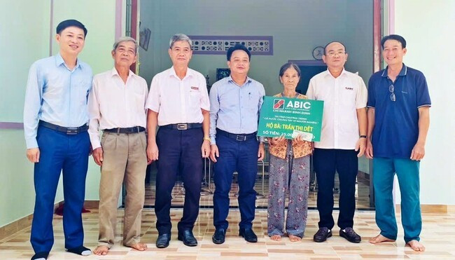 Trao 25 triệu đồng cho bà Trần Thị Dệt. Ảnh: D.B.S Trao 25 triệu đồng cho bà Trần Thị Dệt. Ảnh: D.B.S