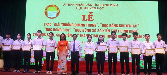 Hội Khuyến học tỉnh trao 51 suất học bổng Xổ số kiến thiết Bình Định cho các học sinh thuộc 2 trường chuyên. Ảnh: HỒ ĐIỆP