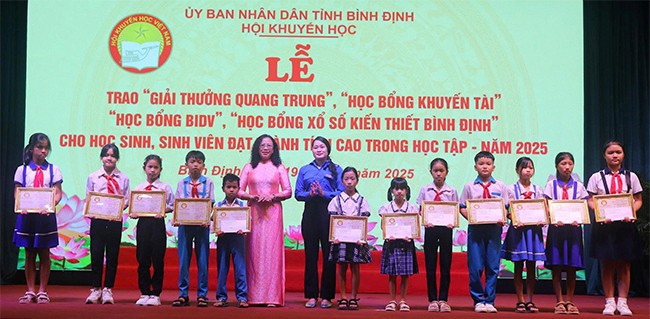 Hội Khuyến học tỉnh trao 92 suất học bổng khuyến tài cho học sinh thuộc các huyện, thị xã, thành phố. Ảnh: HỒ ĐIỆP