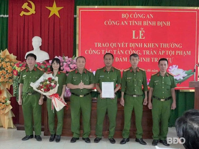 Đại tá Huỳnh Bảo Nguyên (thứ 3 từ trái sang) trao thưởng cho CA thị trấn Diêu Trì. Ảnh: M.N